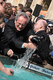 Im Fischbrunnen reinigte man am 09.03.2011 vor dem Rathaus das Stadtsäckl (Foto:Martin Schmitz)